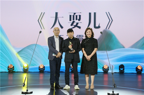 上海世纪出版集团的党委副书记、总裁阚宁辉和阅文集团副总裁徐斓为天下霸唱颁发荣誉。
